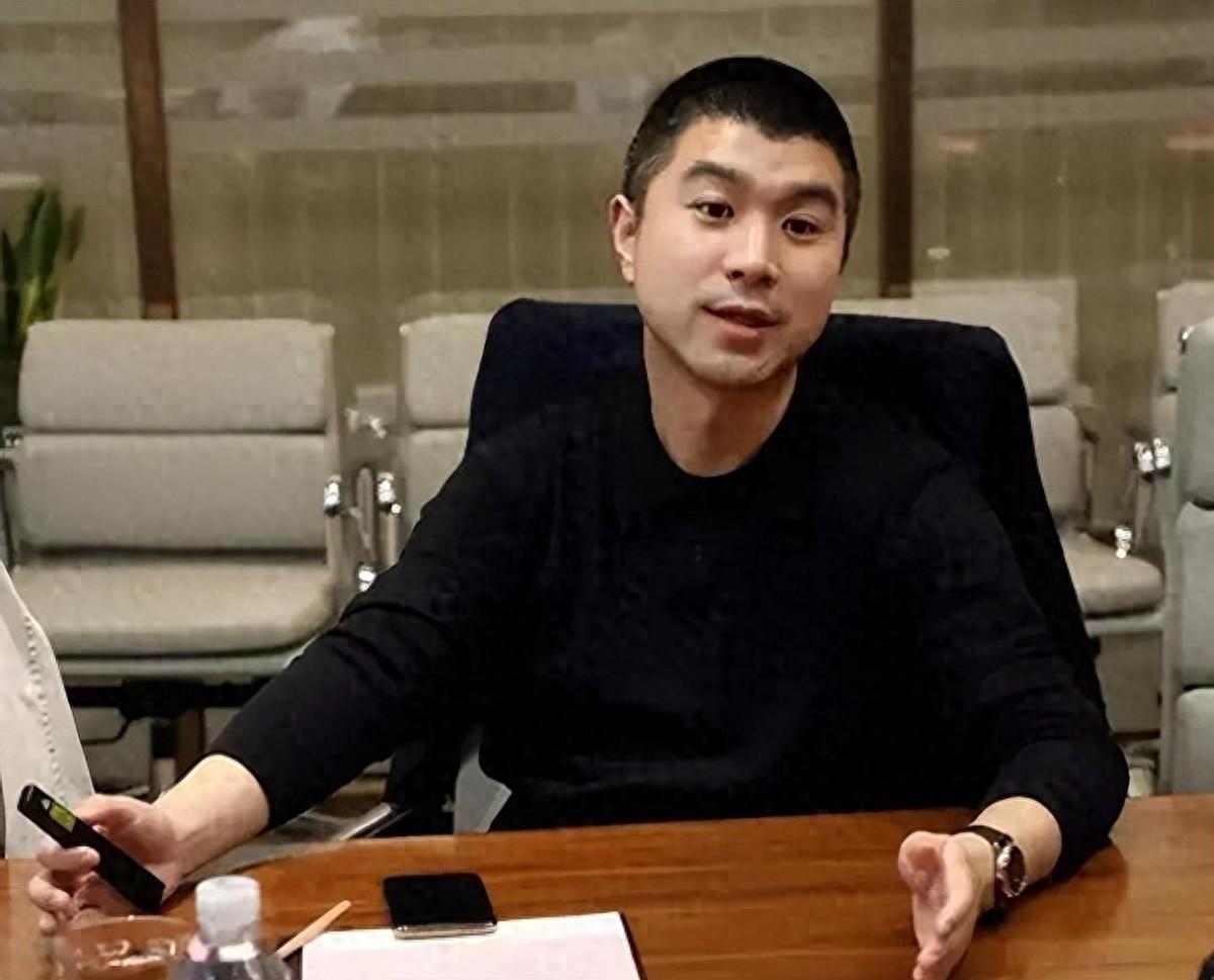 九游官网-卷走53亿！又一大佬带全家跑路，欠中国银行20亿，投资者血本无归